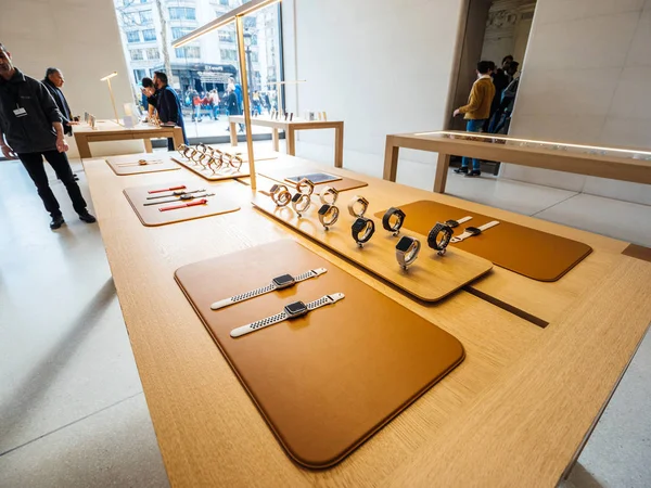 Apple Watch Series 4 smart watches in Store Champs-Elysees — Stock Photo, Image