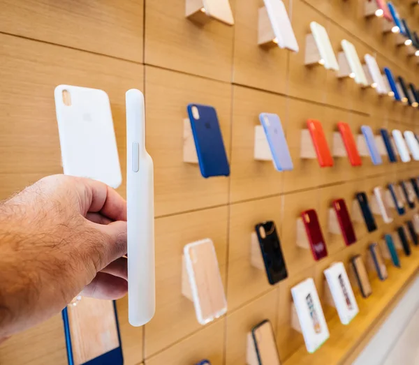 IPhone Accesorios estuches de protección para la venta hombre POV — Foto de Stock