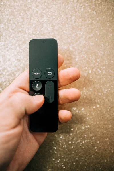 Apple TV Plus пульт дистанційного управління виблискують фон — стокове фото