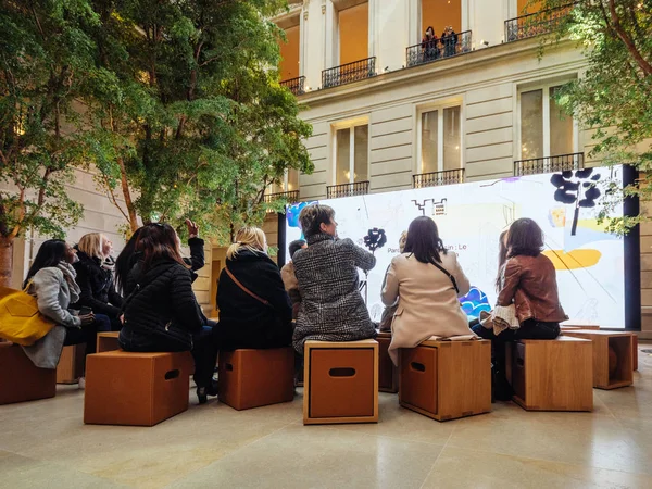 Dzisiaj w Apple Store Champs-Elysees kultowego sklepu Paris — Zdjęcie stockowe