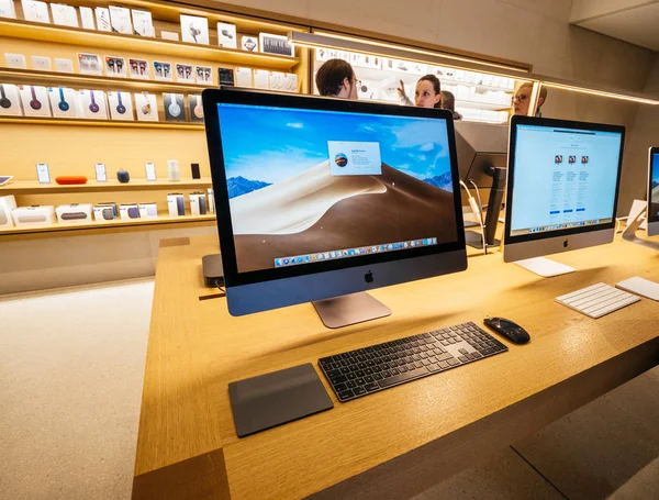 新 imac Pro 在苹果电脑商店的一体机个人电脑 — 图库照片