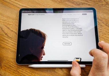 Adam Pov ipad Pro Tablet Apple kartı özelliği Web sitesinde ile