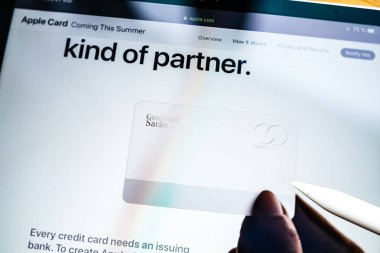İPad Pro Web sitesi adam okuma Apple Card sunumu