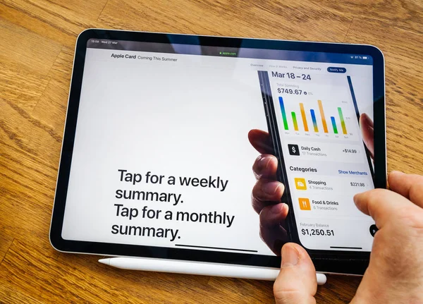 Man POV ipad Pro Tablet con funzionalità Apple Card sul sito Web — Foto Stock