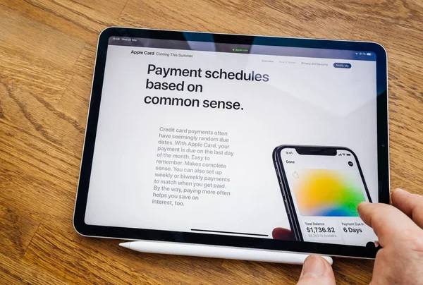 Man Pov ipad Pro Tablet met Apple Card functie op de website — Stockfoto
