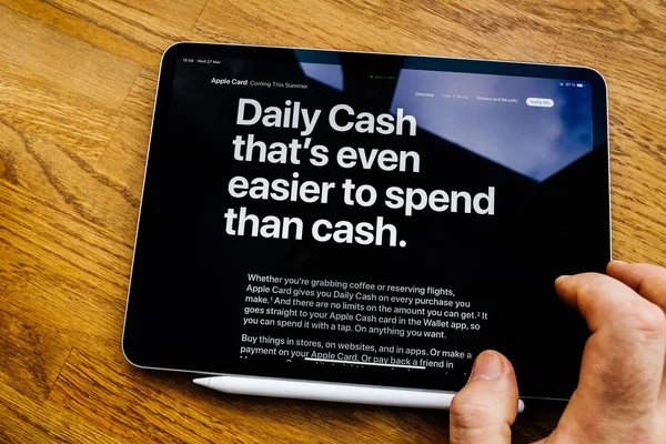 Hombre POV ipad Pro Tablet con tarjeta Apple característica en el sitio web de dinero en efectivo diario — Foto de Stock