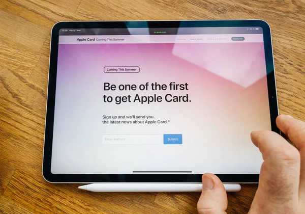 Ο άνθρωπος Pov ipad Pro Tablet με δυνατότητα κάρτα Apple στην ιστοσελίδα — Φωτογραφία Αρχείου