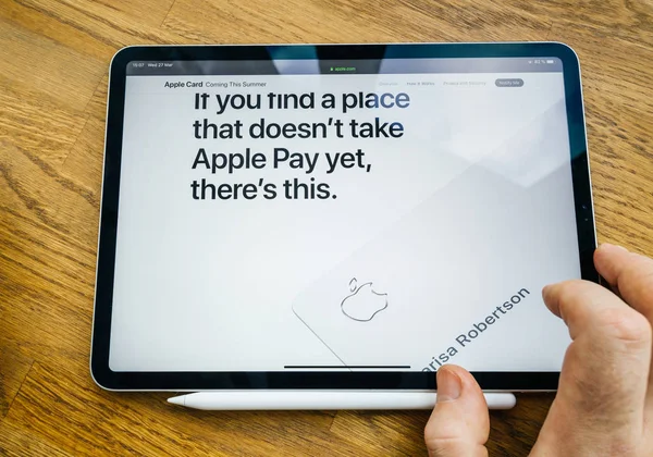 Homme POV ipad Pro Tablet avec Apple Card fonctionnalité sur le site — Photo