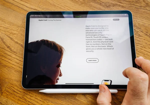 Man POV ipad Pro Tablet con funzionalità Apple Card sul sito Web — Foto Stock