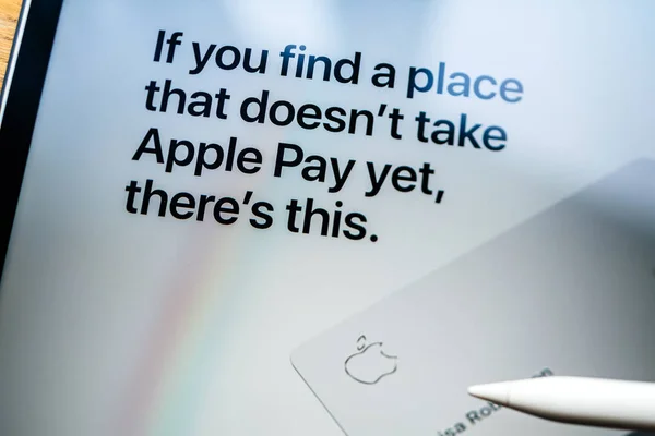 Παρουσίαση Apple κάρτα στο iPad Pro ιστοσελίδα άνθρωπος ανάγνωση — Φωτογραφία Αρχείου