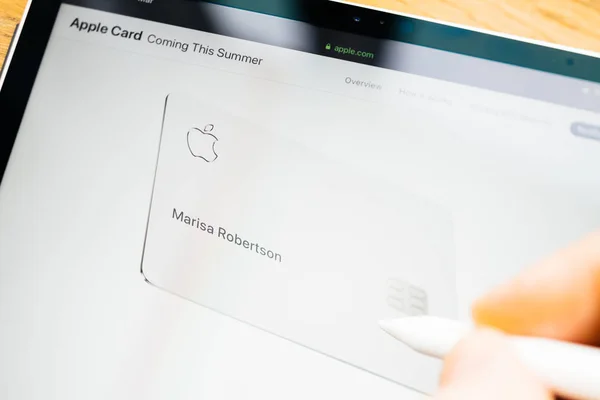 Prezentacja Apple Card na stronie iPad Pro człowiek czytanie — Zdjęcie stockowe