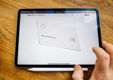Adam Pov ipad Pro Tablet Apple kartı özelliği Web sitesinde ile