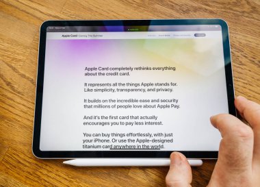Adam Pov ipad Pro Tablet Apple kartı özelliği Web sitesinde ile