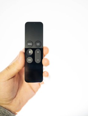Apple Tv uzaktan kumanda tutan adam el 