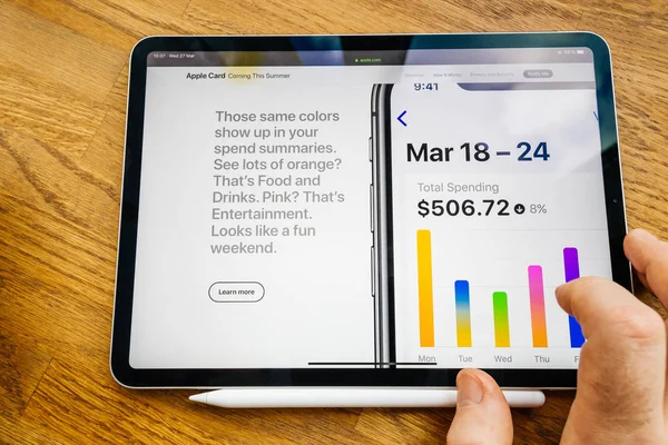 Man POV ipad Pro Tablet con funzionalità Apple Card sul sito Web — Foto Stock