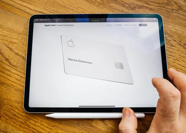Man POV ipad Pro Tablet con funzionalità Apple Card sul sito Web — Foto Stock