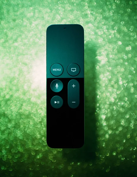 Nouvelle télécommande Apple TV 4K avec fond vert brillant Siri — Photo