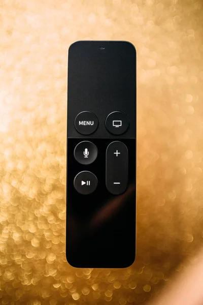 Nieuwe Apple Tv 4k-afstandsbediening met Siri sparkle gouden achtergrond — Stockfoto