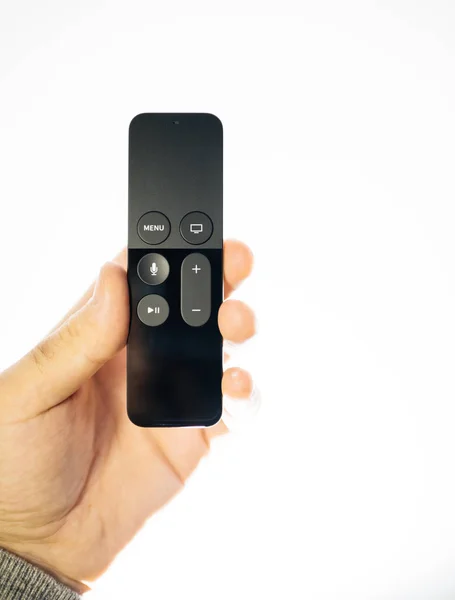 Ο άνθρωπος χέρι που κρατά το Apple Tv Remote Control — Φωτογραφία Αρχείου