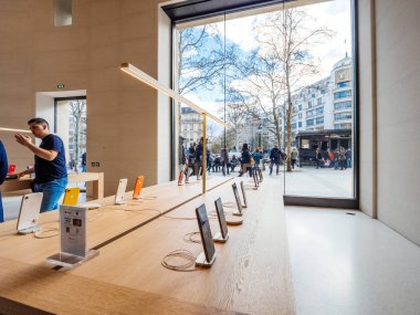 Apple iphone Xs smartphones ürünlerinin yeni Apple Store içinde görüntülenir