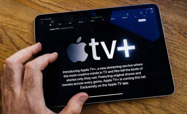 Pov adam iPad Pro Apple Tv Plus gerçek zamanlý aktarým servisi okuma