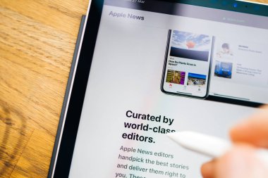 Ekranda yeni Apple Haberler artı işareti abone ücreti hizmet