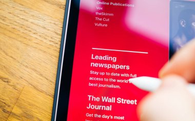 Ekranda yeni Apple Haberler artı işareti abone ücreti hizmet