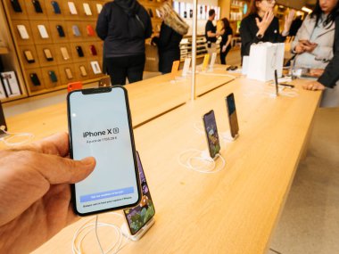 Apple Store en son iphone Xs altın test adam