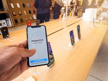 Apple Store en son iphone Xs altın test adam