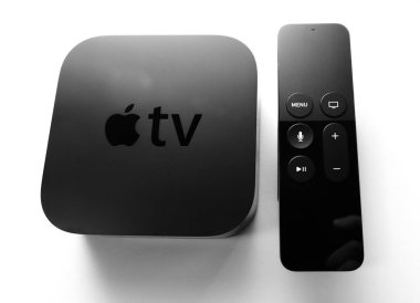 Yeni Apple Tv 4k konsol aygıtına sarı arka plana karşı