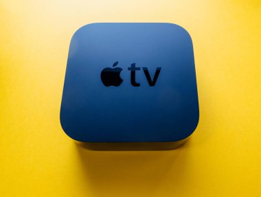 Yeni Apple Tv 4k konsol aygıtına sarı arka plana karşı