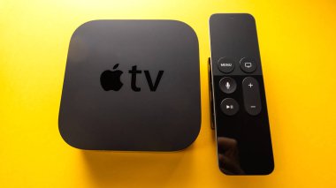 Yeni Apple Tv 4k konsol aygıtına sarı arka plana karşı