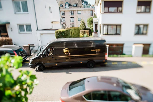 Ups Lieferwagen Ansicht von oben Tilt-Shift-Objektiv — Stockfoto