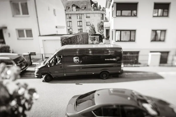 UPS dostawa van widok z góry tilt-shift obiektyw — Zdjęcie stockowe