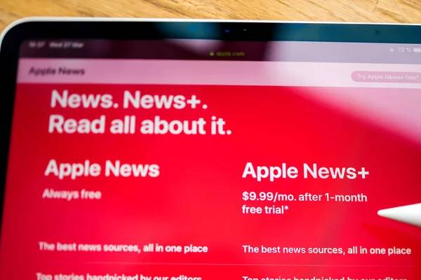 Nuevo servicio de suscripción de Apple News Plus en pantalla — Foto de Stock