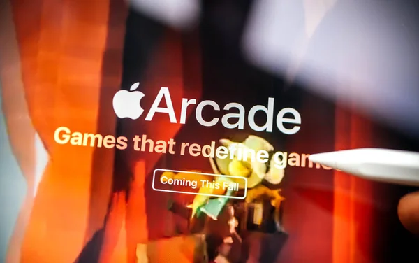 Logotype Apple Arcade di iPad Pro menampilkan adegan permainan — Stok Foto