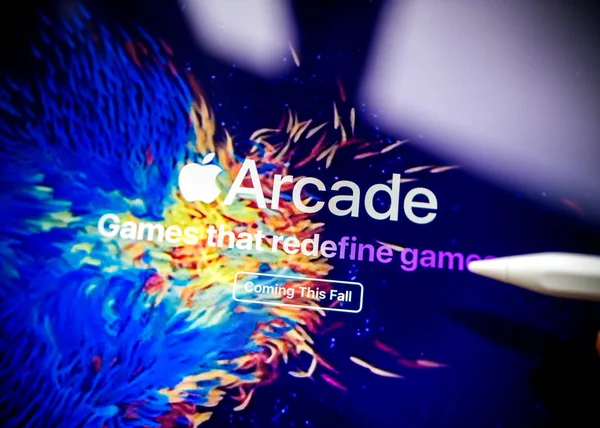 Logo Apple Arcade na ipad Pro představovat hry scény — Stock fotografie