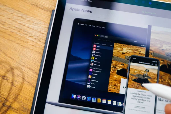 Nové Apple News Plus předplacenou službu na displej — Stock fotografie