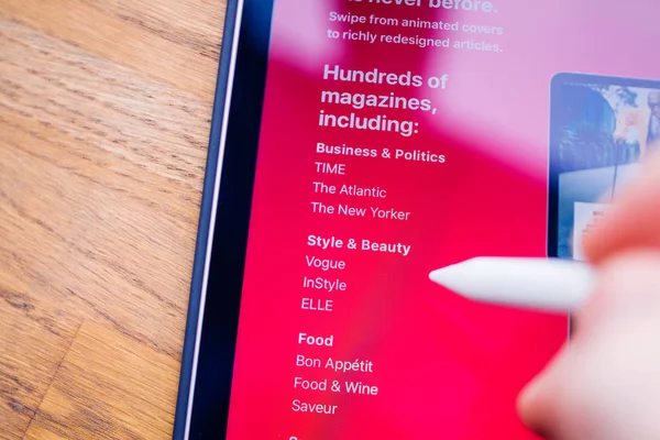 Ekranda yeni Apple Haberler artı işareti abone ücreti hizmet — Stok fotoğraf