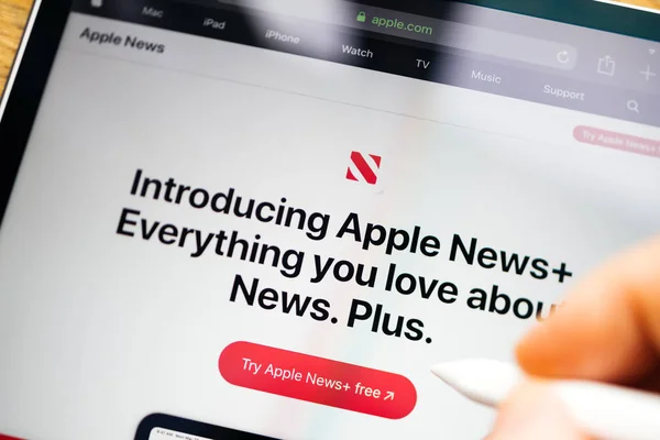 Nuevo servicio de suscripción de Apple News Plus en pantalla — Foto de Stock