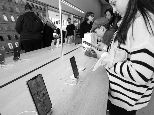 Vrouw testen van Apple Computers iphone Xs in Apple Store — Stockfoto