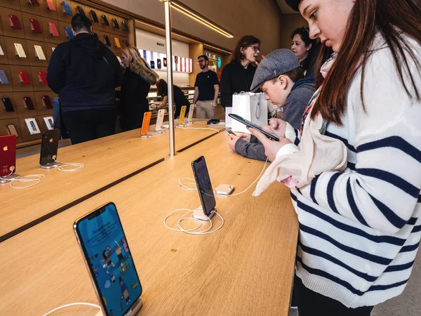 Mujer probando Apple Computers iphone XS en Apple Store —  Fotos de Stock