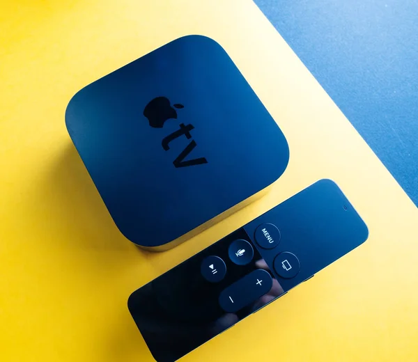 Neues Apple tv 4k Konsolengerät vor gelbem Hintergrund — Stockfoto