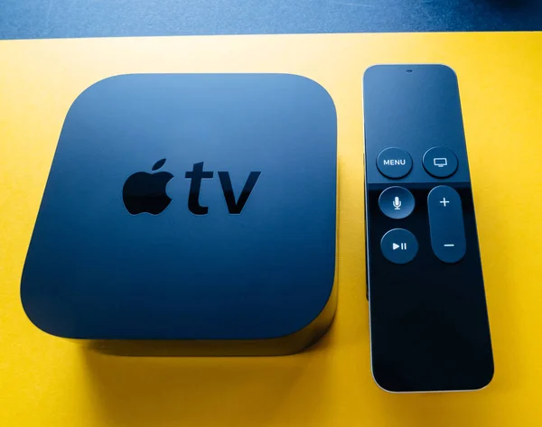 Novo dispositivo de console Apple TV 4k contra fundo amarelo — Fotografia de Stock