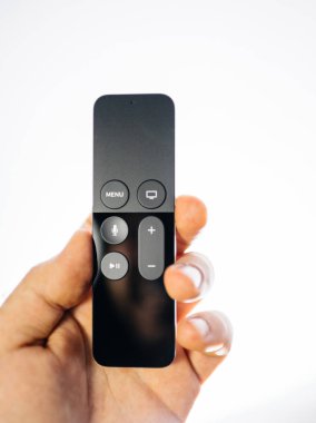Apple Tv 4 k uzaktan kumanda beyaz arka plan tutan adam el gösterme 