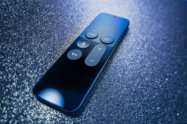 Apple Tv 4k uzaktan kumanda ışıltılı mavi arka plan 