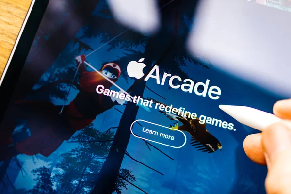 Logo Apple Arcade en el iPad Pro con escenas de juegos — Foto de Stock