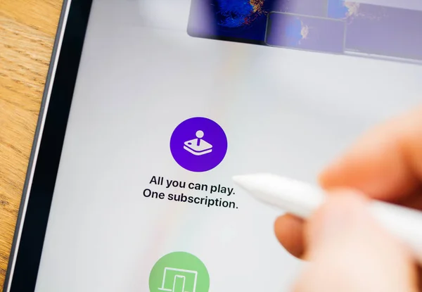 Функции Apple Arcade на планшете iPad Pro — стоковое фото