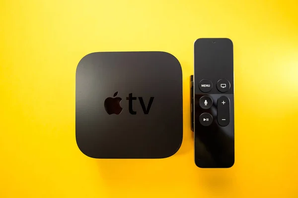 Apple Tv 4k streaming enhet gul bakgrund — Stockfoto
