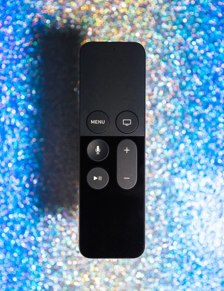 Neue Apple tv 4k fernbedienung mit siri blue sparkle hintergrund — Stockfoto
